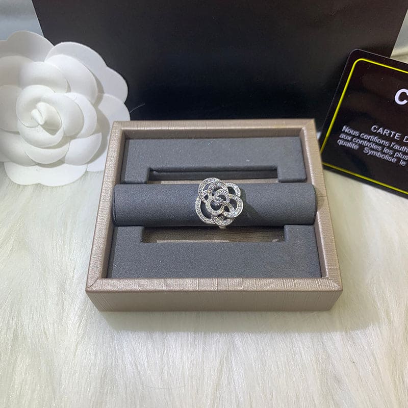 18K  Chanel Fil De Cam¨¦lia Ring