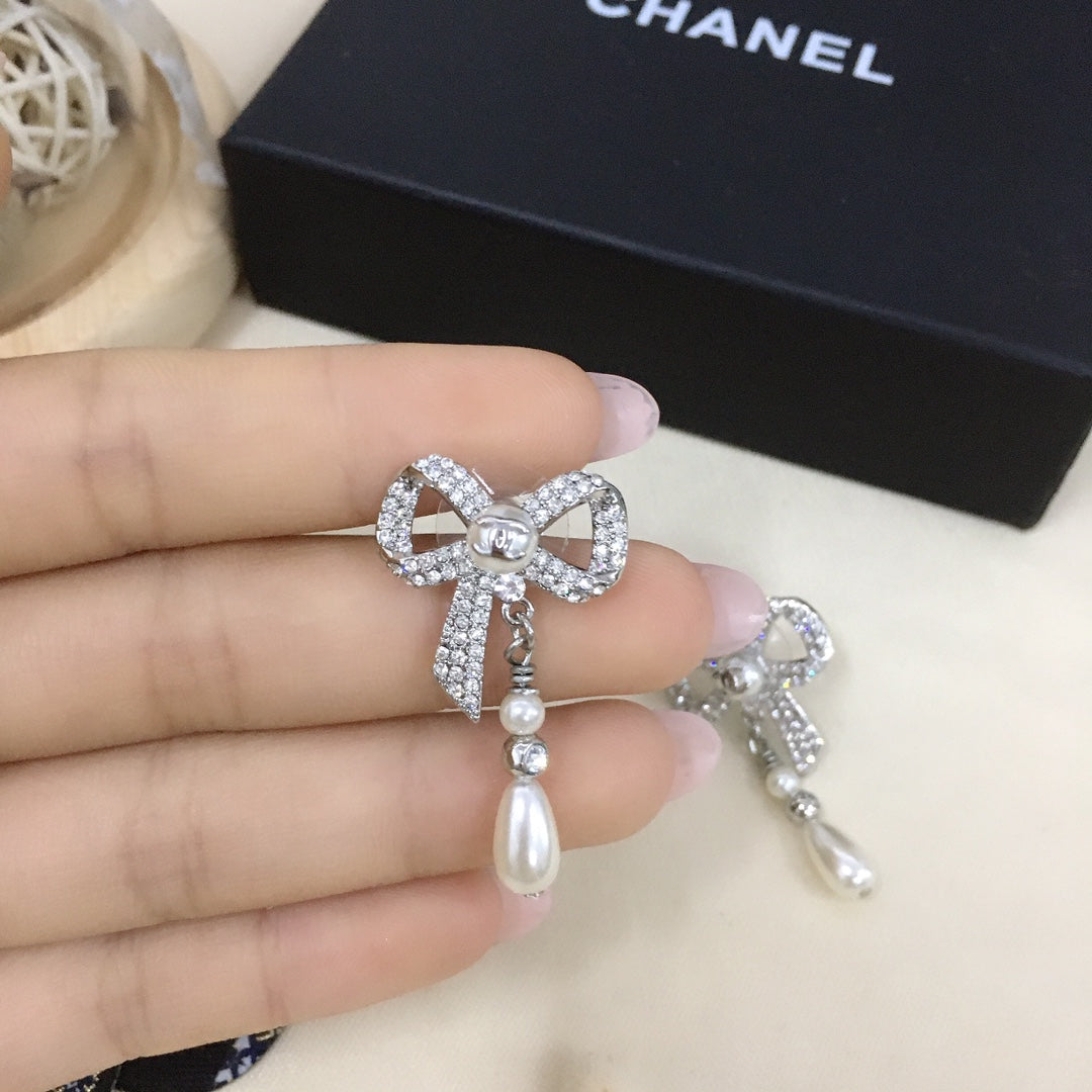 18K  Chanel Bow Tie Diamonds Earrings