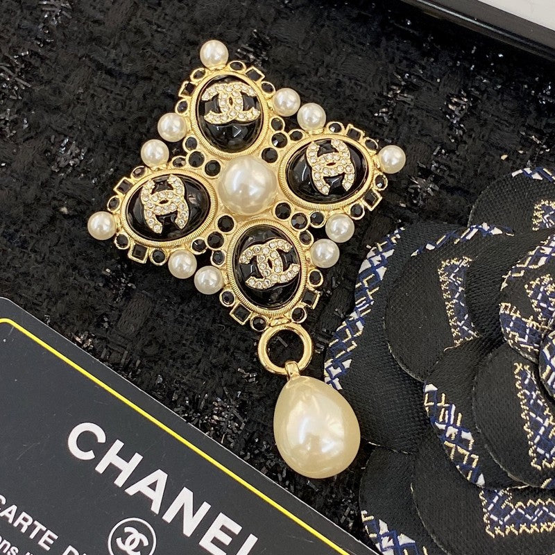 18K  Chanel Pearl Pendant Gold Brooch