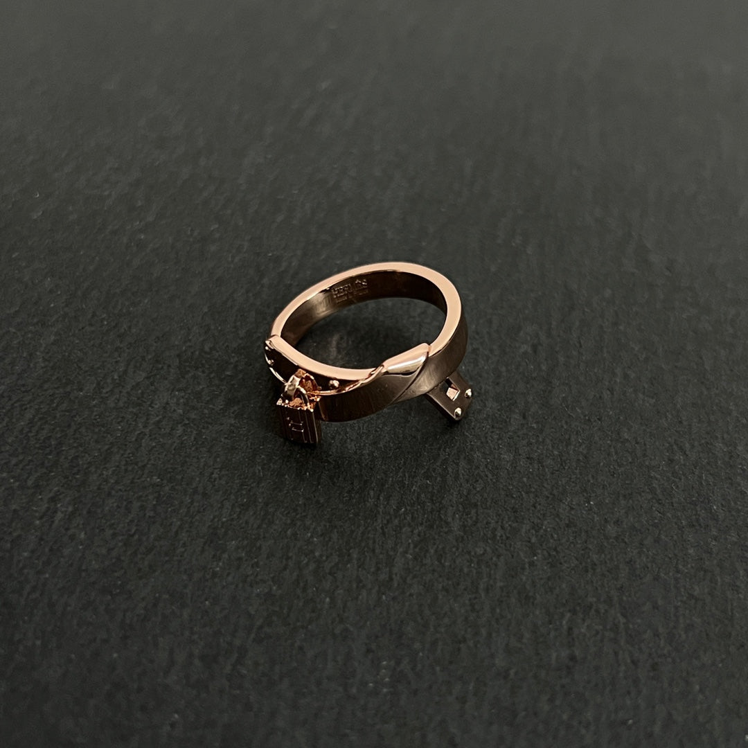 18K Kelly Gavroche Hermes Ring