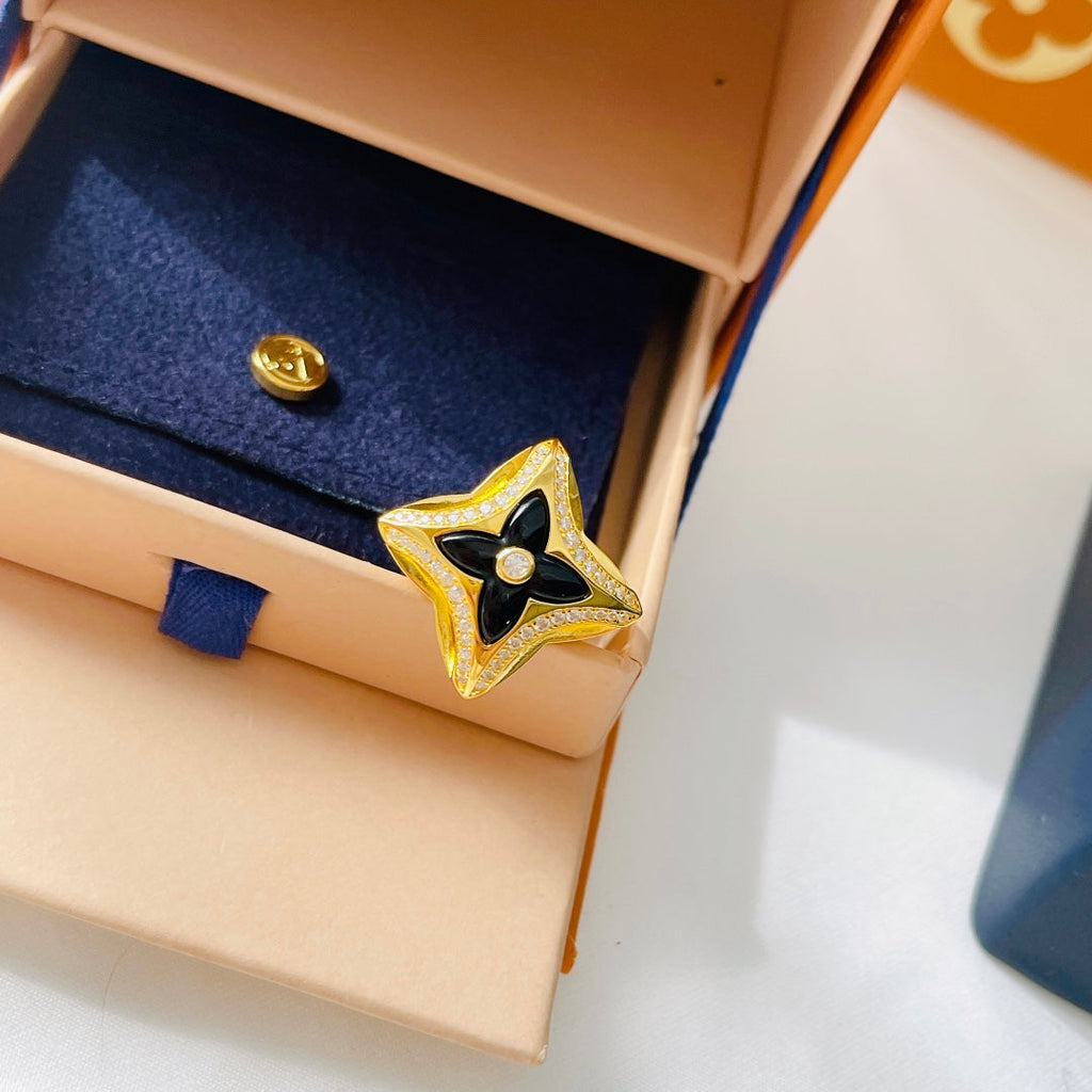 18K Louis Vuitton Ever Blossom Ring